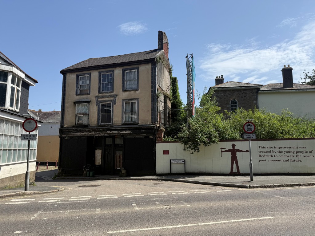 Lot: 45 - FREEHOLD MIXED COMMERCIAL/RESIDENTIAL INVESTMENT PLUS LAND WITH LAPSED PLANNING - Front elevation of property